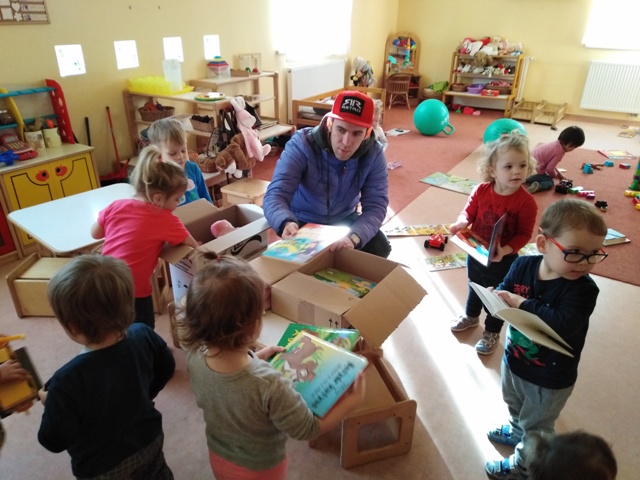 Vitéz utca - 2019. Bölcsődei Ajándékadás - Ajándék-kibontás, könyvek.