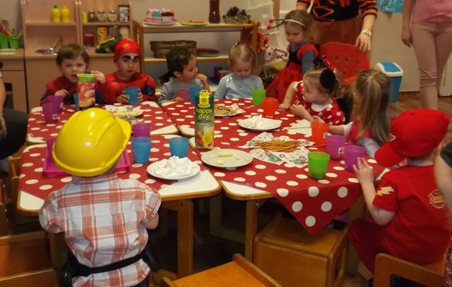 Vitéz utca - 2020. Farsang - Kisgyerekek beöltözve uzsonnáznak.