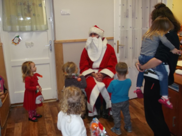 Vitéz utca - Télapó ünnepség 2018. - kisgyerekek a Télapóval.