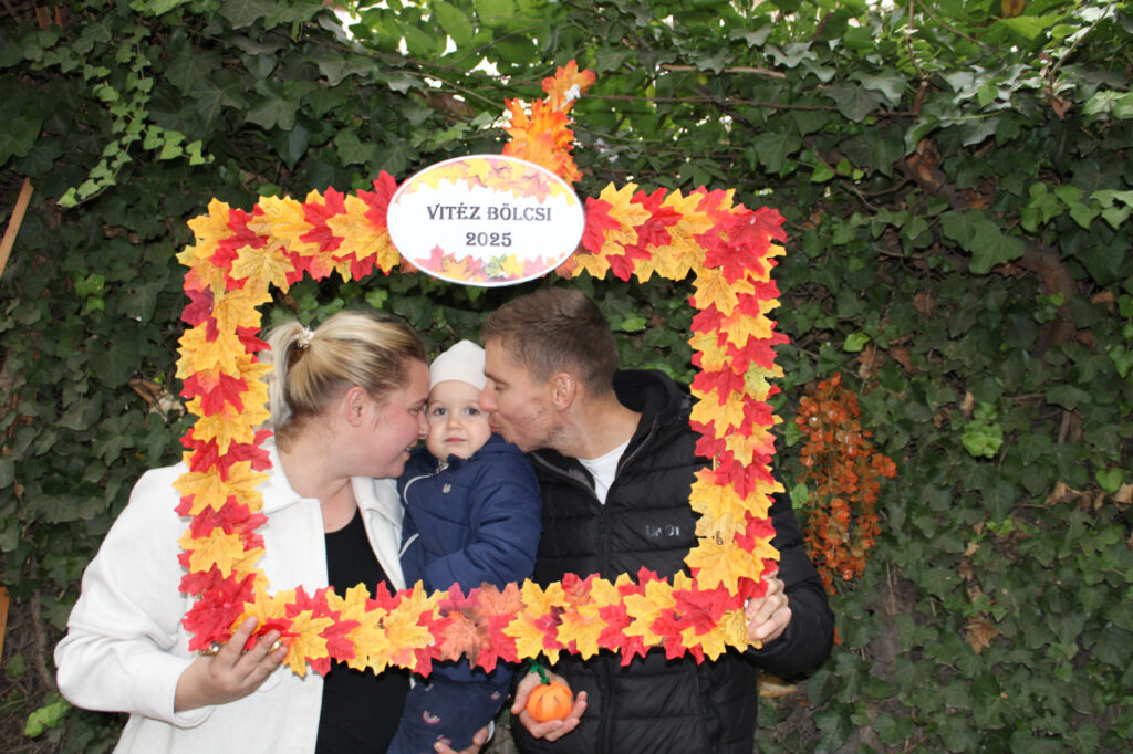 Őszi faleveles keretben a család.